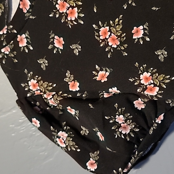 Form-fitting Stretchy Crop Top with Roses - Picture 2 of 6